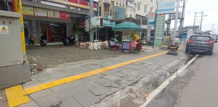 Retail Moderen Di Sekumpul Depan Belum Lakukan Perbaikan Pada Paving Block