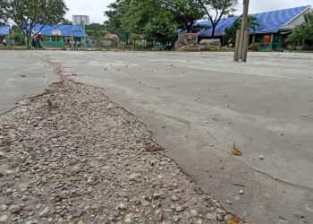 Lapangan Upacara Bendera di SMP 6 Martapura Retak, Pecah dan Berlubang, Padahal Baru Lho!
