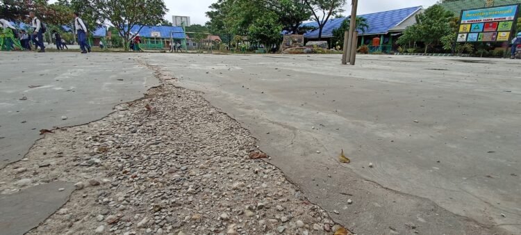 Lapangan Upacara Bendera di SMP 6 Martapura Retak, Pecah dan Berlubang, Padahal Baru Lho!