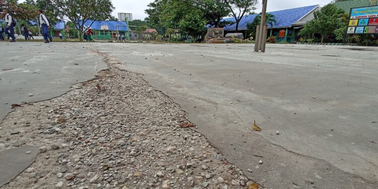 Lapangan Upacara Bendera di SMP 6 Martapura Retak, Pecah dan Berlubang, Padahal Baru Lho!