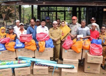 Wakil Bupati Banjar Serahkan Bantuan Dari Baznas, Dinsos P3AP2KB, BPBD Untuk Korban Kebakaran Sungai Aning