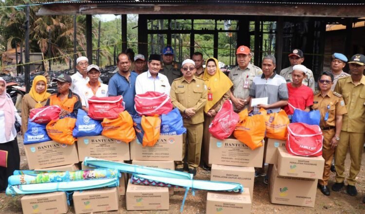 Wakil Bupati Banjar Serahkan Bantuan Dari Baznas, Dinsos P3AP2KB, BPBD Untuk Korban Kebakaran Sungai Aning