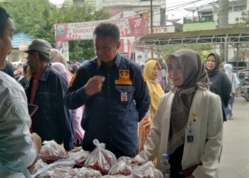 Inflasi Turun 0,12%, Ratusan Masyarakat Padati Pasar Limbur Raya Kotabaru