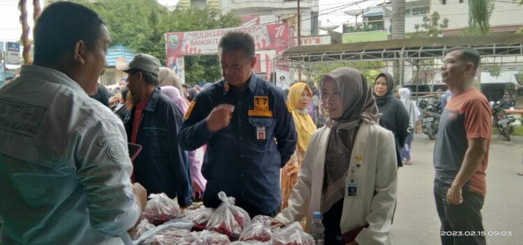 Inflasi Turun 0,12%, Ratusan Masyarakat Padati Pasar Limbur Raya Kotabaru