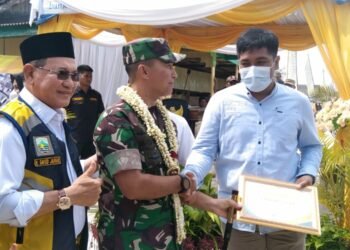 Penghargaan Dari Bupati Kotabaru Kepada Penghibah Tanah