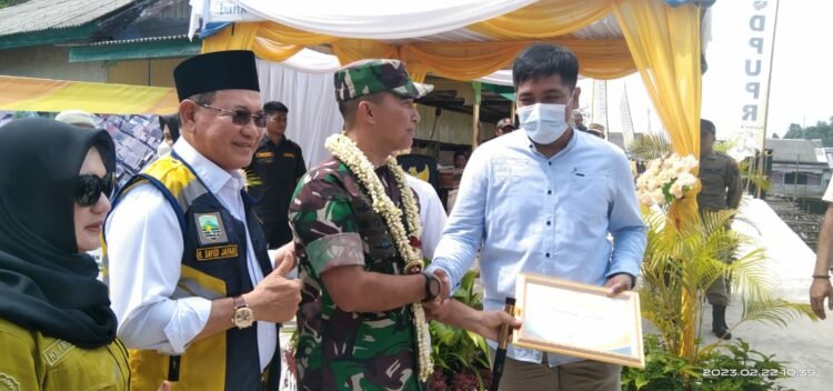 Penghargaan Dari Bupati Kotabaru Kepada Penghibah Tanah