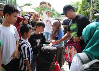 Kadisdik Banjarbaru Bagikan Peralatan Belajar Kepada Anak Terdampak Banjir