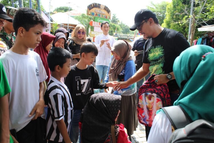 Kadisdik Banjarbaru Bagikan Peralatan Belajar Kepada Anak Terdampak Banjir