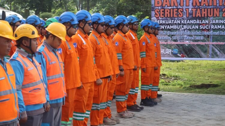 Sebanyak 1.525 personel disiapkan pada 57 posko siaga tersebar, dengan melakukan sistem piket bagi petugas operasional selama 24 jam untuk menjaga pasokan listrik yang andal dan berkualitas, di Kantor Induk PLN UID Kalselteng, Kamis (16/3) pagi. Foto : Gian/Humas PLNKalselteng
