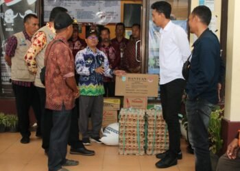 Potensi Hujan Sampai Mei, Bupati Kabupaten Banjar Himbau Warga Saat Menyerahkan Bantuan