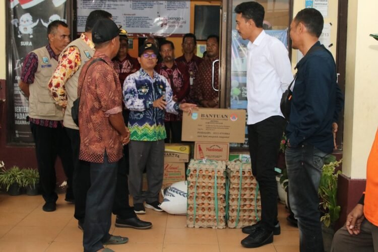 Potensi Hujan Sampai Mei, Bupati Kabupaten Banjar Himbau Warga Saat Menyerahkan Bantuan