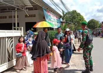 Antusias Warga Sambut Presiden Jokowi, Warga Mentaos Menunggu Sejak Pagi