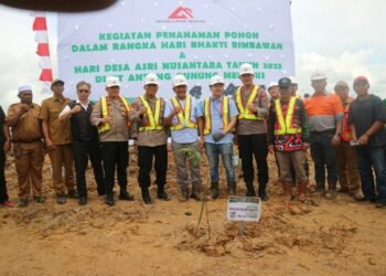 Hari Bhakti Rimbawan, Jenderal Polisi (Purn) Drs. Badrodin Haiti Melakukan Penanaman Pohon Di Lokasi Eks PETI Konsesi PT AGM