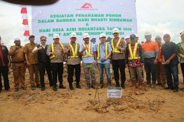 Hari Bhakti Rimbawan, Jenderal Polisi (Purn) Drs. Badrodin Haiti Melakukan Penanaman Pohon Di Lokasi Eks PETI Konsesi PT AGM