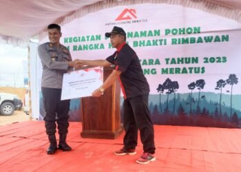 Kapolres HSS Dan Tapin Serahkan Bantuan  Pembangunan Sarana Wisata Dan Operasional Organisasi 