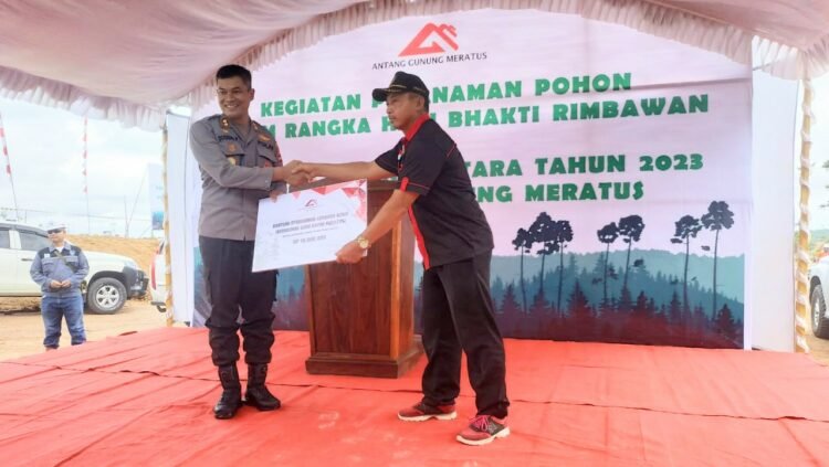 Kapolres HSS Dan Tapin Serahkan Bantuan Pembangunan Sarana Wisata Dan Operasional Organisasi