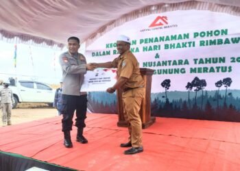 Dit Pamobvit Polda Kalsel Serahkan Bantuan 3 Unit Traktor Saat Acara Hari Bhakti Rimbawan Di PT AGM