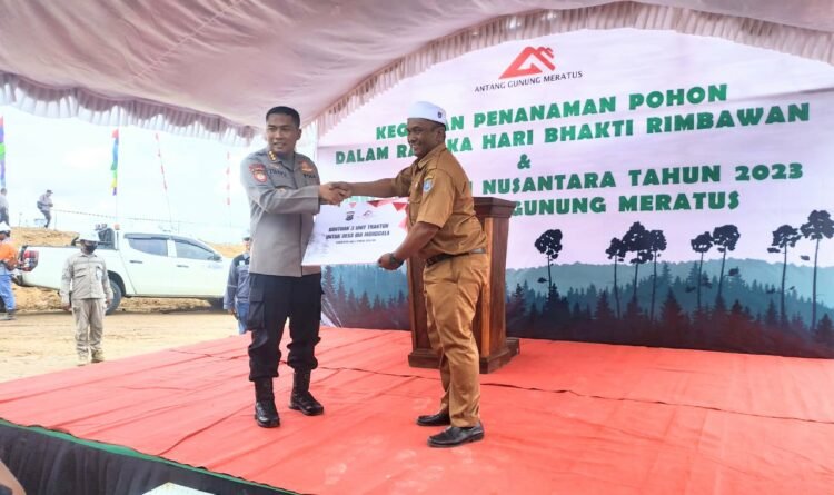 Dit Pamobvit Polda Kalsel Serahkan Bantuan 3 Unit Traktor Saat Acara Hari Bhakti Rimbawan Di PT AGM