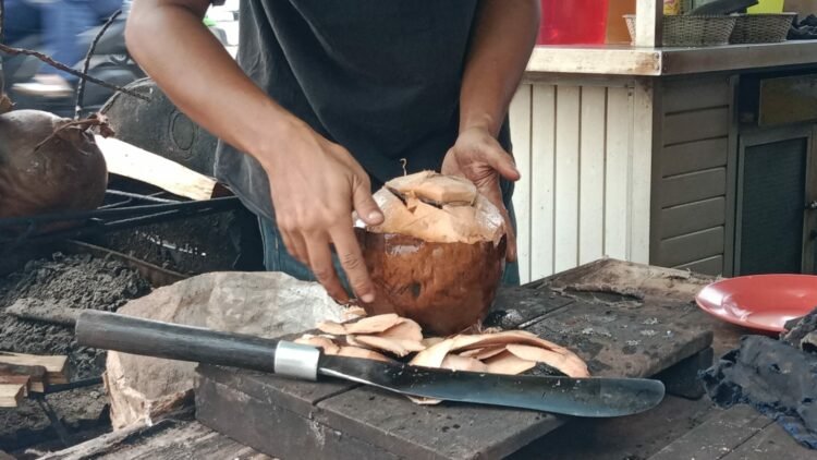 Kelapa Bakar Cocok Jadi Menu Berbuka Puasa, Alasannya?