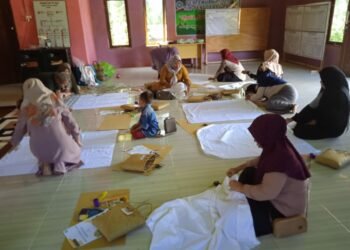 Warga Desa Pulau Panci Dapat pelatihan Sasirangan Dari PT. Indocement Tarjun