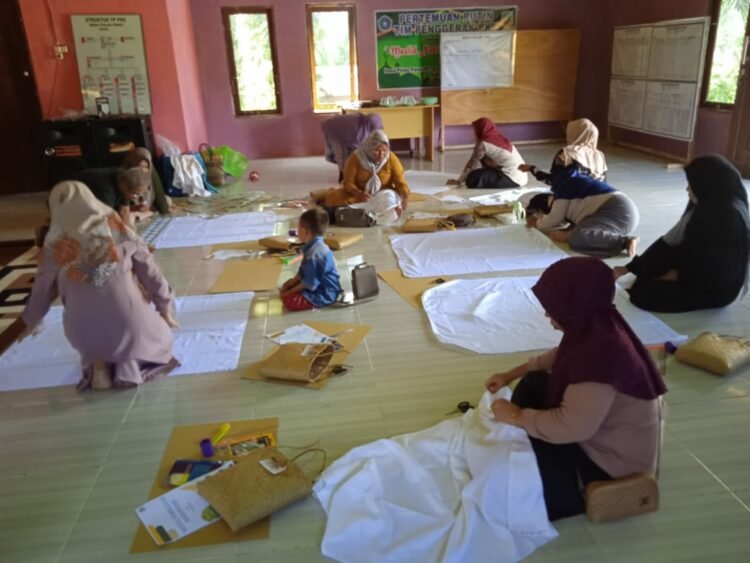 Warga Desa Pulau Panci Dapat pelatihan Sasirangan Dari PT. Indocement Tarjun