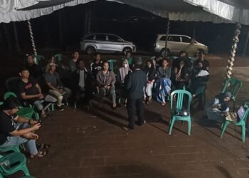 Sejumlah wartawan daerah yang tergabung dalam komunitas media siber Baret78 di Puncak Tahura Sultan Adam Mandiangin, Jumat (10/3) malam. Foto : Rama/Redaksi8.com.