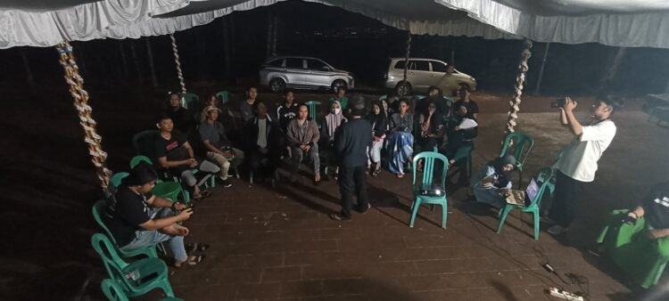 Sejumlah wartawan daerah yang tergabung dalam komunitas media siber Baret78 di Puncak Tahura Sultan Adam Mandiangin, Jumat (10/3) malam. Foto : Rama/Redaksi8.com.