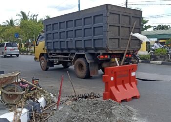Di Banjarbaru Hati-hati Lewat Sini, Jalan Lagi Perbaikan, Ada Lubang Menganga