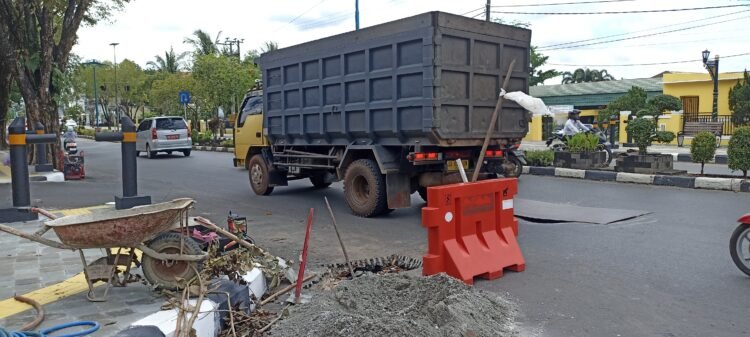 Di Banjarbaru Hati-hati Lewat Sini, Jalan Lagi Perbaikan, Ada Lubang Menganga
