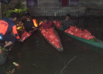 Warga Gunakan Perahu Untuk Angkut Bantuan PT AGM
