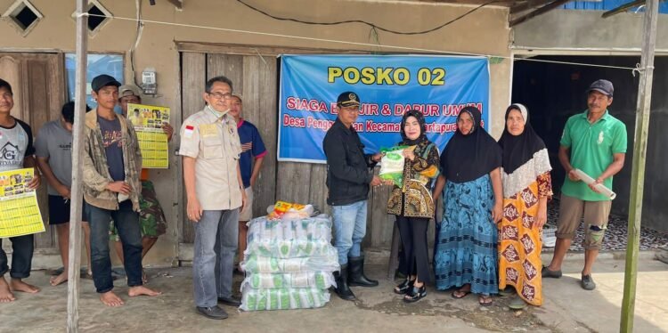 2 Anggota DPRD Berikan Bantuan Kepada Warga Atasan Suton Dan Penggalaman