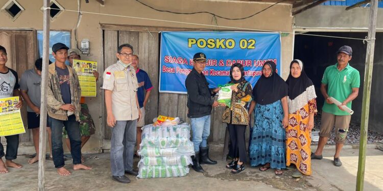 2 Anggota DPRD Berikan Bantuan Kepada Warga Atasan Suton Dan Penggalaman