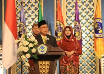 Bupati Kotabaru Orasi Ilmiah di Depan Ratusan Wisudawan Universitas DR. Soetomo Surabaya.