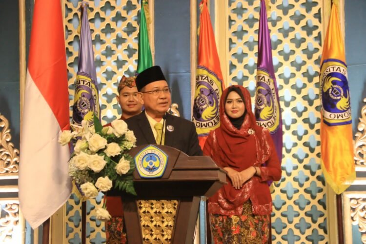 Bupati Kotabaru Orasi Ilmiah di Depan Ratusan Wisudawan Universitas DR. Soetomo Surabaya.