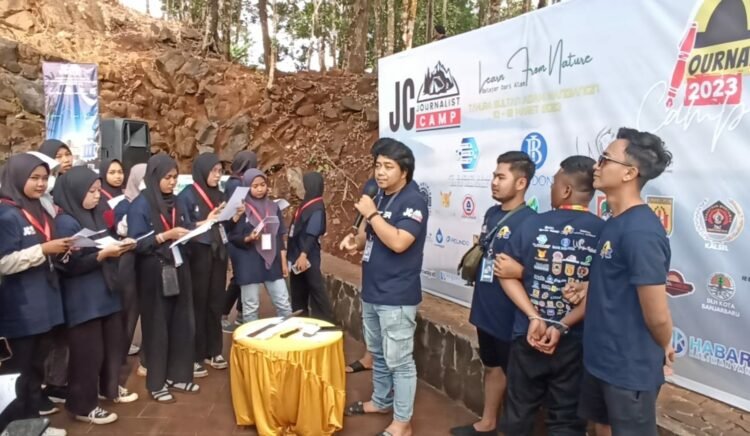 Praktik Konferensi Pers dan Door Stop di Journalist Camp III, Kiko : Saya Ada Beking!