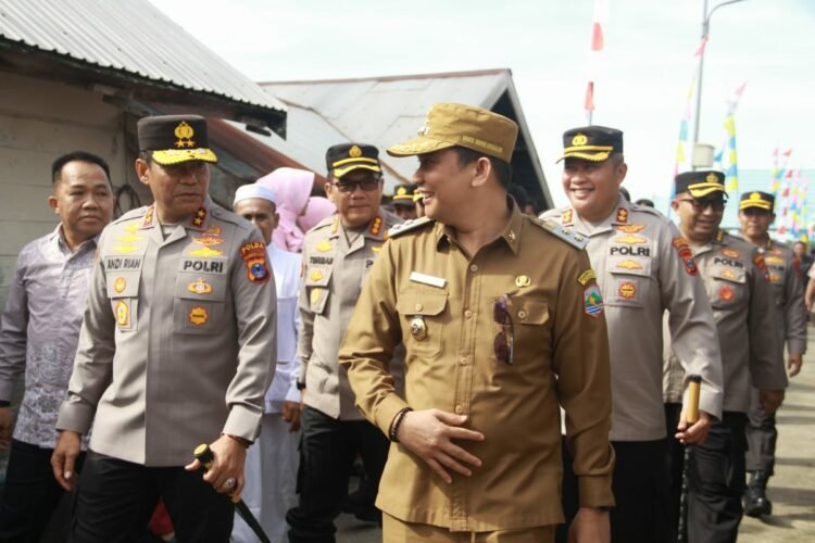 Wabup Andi Rudi Latif Dampingi Kapolda Kalsel Resmikan Program Bedah Rumah Gratis di Kotabaru
