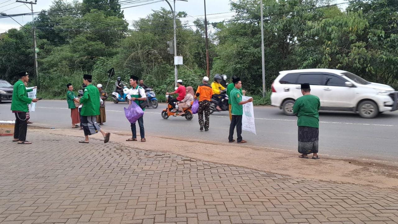 GP Ansor Kota Banjarbaru Bagi Takjil Dan Buka Puasa Bersama Masyarakat