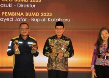 Bupati Kotabaru Dapat Penghargaan TOP Pembina BUMD Award 2023