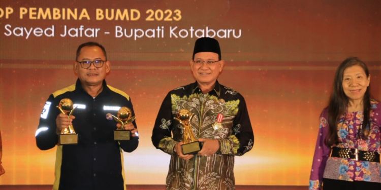 Bupati Kotabaru Dapat Penghargaan TOP Pembina BUMD Award 2023