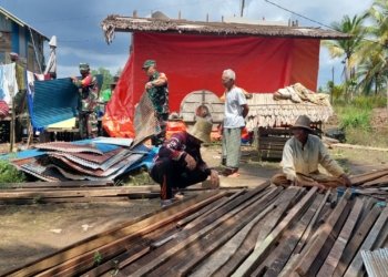10 Rumah Warga Rusak, Prajurit Koramil -11/Aluh-aluh Gotong Royong