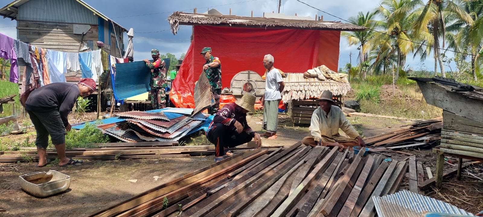 10 Rumah Warga Rusak, Prajurit Koramil -11/Aluh-aluh Gotong Royong