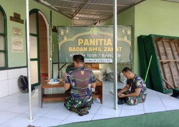 Prajurit Kodim 1006/Banjar Tunaikan Kewajiban Membayar Zakat Fitrah