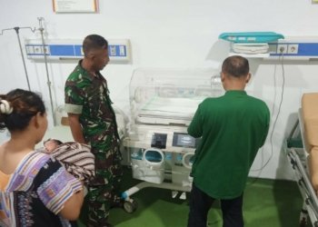 Geger Penemuan Bayi Di Depan Rumah Warga, Babinsa Sigap Evakuasi Bayi Ke Rumah Sakit