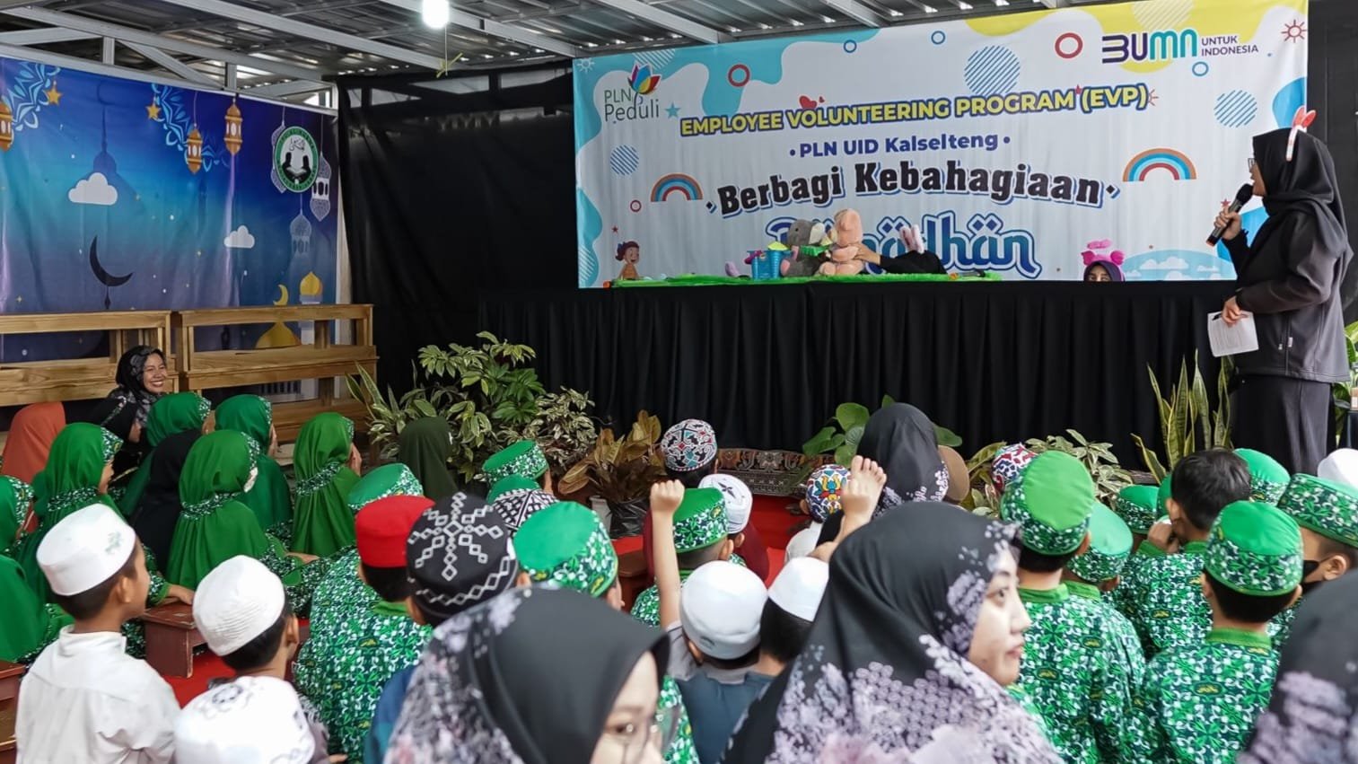 Berbagi Kebahagiaan Ramadhan, PLN Hibur Anak TPA Al-Husna Banjarbaru dengan Mendongeng