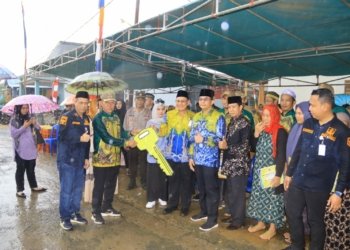 Warga Pulau Laut Timur dan Pulau Sebuku Terima Bansos Dari Bupati Kotabaru