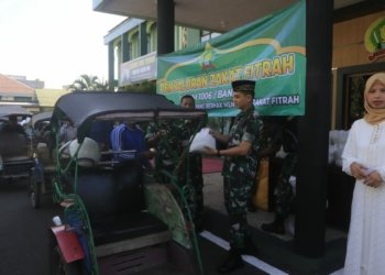 Kodim 1006/Banjar Bagikan Ratusan Beras Zakat Kepada Tukang Becak