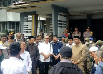 Anggota DPRD Kabupaten Banjar Temui Pengunjuk Rasa