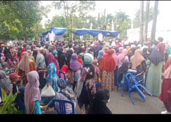 Warga Martapura Berjejal Untuk Dapatkan Sembako Harga Murah