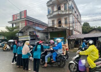 Dharma Wanita dan Lapas Kotabaru Bagi-bagi Takjil