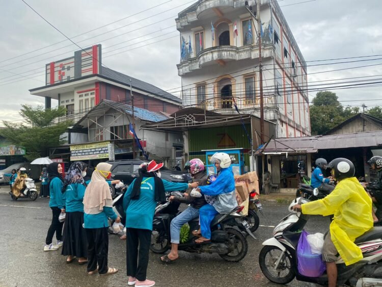 Dharma Wanita dan Lapas Kotabaru Bagi-bagi Takjil